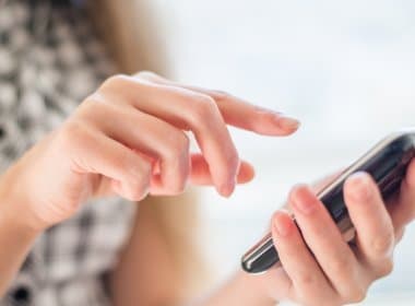 Menina de 11 anos morre ao brincar com celular conectado à tomada