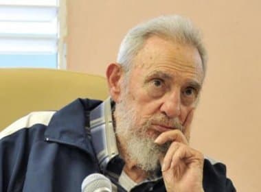 Fidel Castro diz não ter confiança nos Estados Unidos, mas apoia solução pacífica