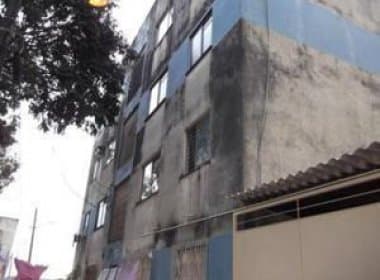 Moradores de Camaçari denunciam comercialização de drogas em prédio desapropriado