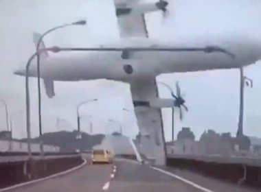 Avião cai sobre uma ponte em Taiwan e deixa pelo menos 12 mortos e 16 feridos