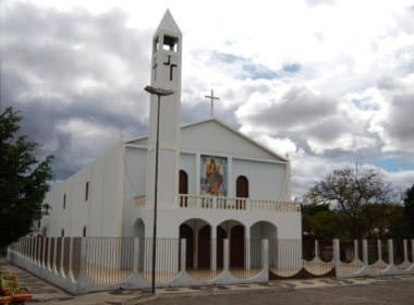 Bando rouba padre e funcionários de igreja em Araci 