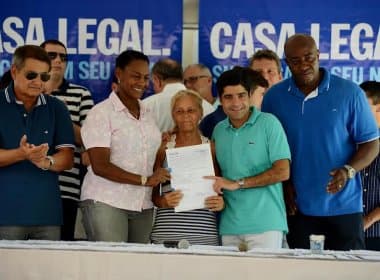 Neto entrega títulos de terras na Boca do Rio e inaugura Prefeitura-Bairro em Pau da Lima