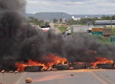 Em protesto, caminhoneiros bloqueiam BR-242 com pneus incendiados