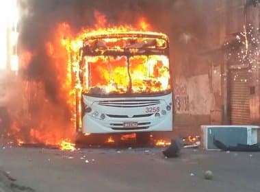 Ônibus é queimado durante manifestação no bairro Calçada, em Salvador