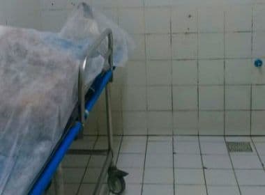 Banheiro destinado a pacientes é utilizado como necrotério no Roberto Santos