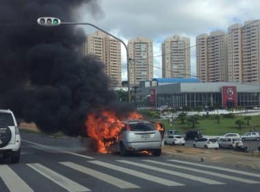 Veículo pega fogo na Avenida Paralela