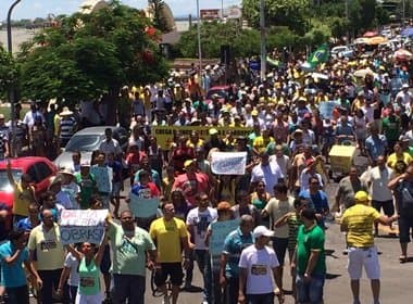 Manifestantes em Juazeiro fazem protesto contra Dilma Rousseff e o PT 