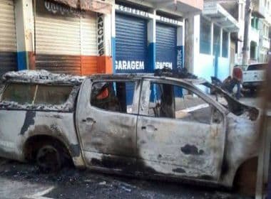 Saubara: Homens armados explodem caixas eletrônicos e queimam viatura