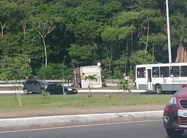 Acidente com caminhão prejudica trânsito na avenida Luís Eduardo Magalhães
