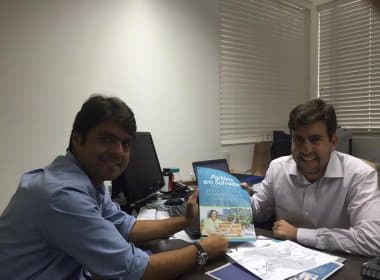Paulo Câmara apresenta projeto dos parklets para Sílvio Pinheiro