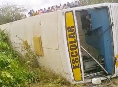 Ônibus que fazia transporte escolar tomba em Irará e 10 alunos ficam feridos