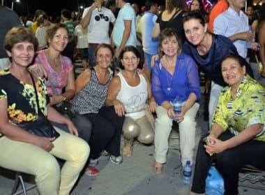 Fãs de todas as idades vão ao Farol para ver o show de Bethânia no Festival da Cidade