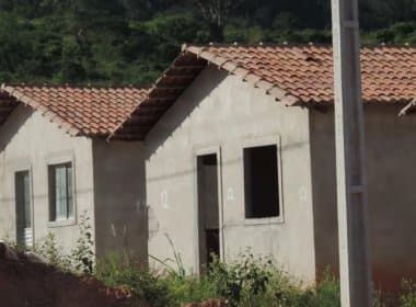 Com obras inacabadas, moradores de Mundo Novo assinam documento que garante habitação ‘concluída’