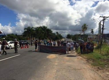 Moradores realizam manifestação na Estrada do Coco por recuperação asfáltica