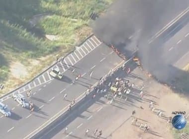 Moradores de Camaçari queimam pneus e fecham BA-093 em protesto
