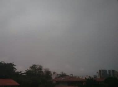 Chuvas causam deslizamento no Lobato; tempo deve permanecer fechado até domingo