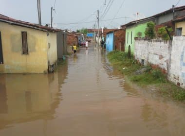 Castro Alves: Chuva deixa ruas e casas alagadas; moradores fazem protesto em rodovia