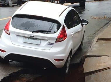 Cratera quase engole carro em frente ao condomínio Cidade Jardim
