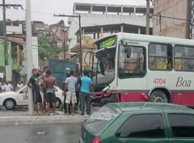 Ônibus colide em poste após motorista perder controle na Avenida Suburbana