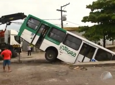 Ônibus cai em vala na Avenida Barros Reis, em Salvador
