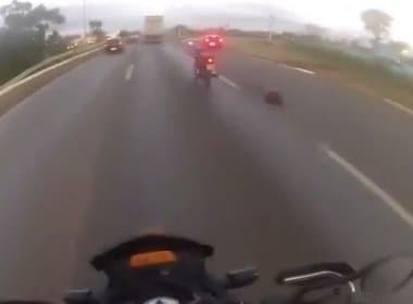 Motociclista é atingido por pneu e morre em rodovia; veja vídeo