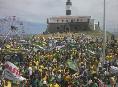 Manifestantes voltam a se concentrar no Farol da Barra e encerram protesto contra Dilma Rousseff