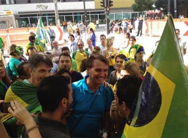 Bolsonaro é saudado em protestos: ‘Chupa, Maria do Rosário’, esbravejam mulheres