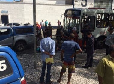 Polícia flagra homens armados em ônibus no bairro do Comércio em Salvador