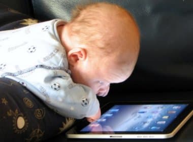 Estudo aponta que 30% dos bebês de seis meses usam tablets e smartphones