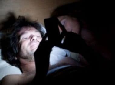 Uso de eletrônicos antes de dormir pode causar doenças, dizem especialistas