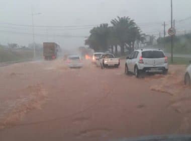 Chuva dificulta passagem de veículos na Paralela neste domingo