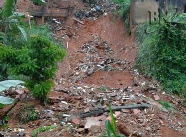 Deslizamento de terra deixa moradores desabrigados na Mata Escura em Salvador