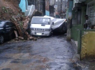Deslizamento de terra no Curuzu afeta residência e fecha rua no local