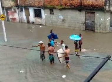 Chuva em Salvador: Jovens ‘brincam’ de surf em alagamento no bairro do Uruguai