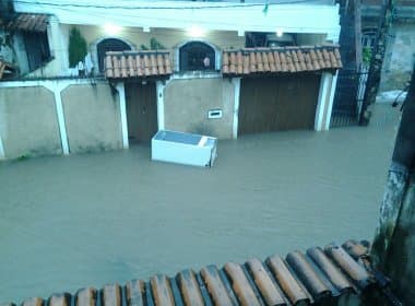 Geladeira bóia em Itapuã por conta das chuvas