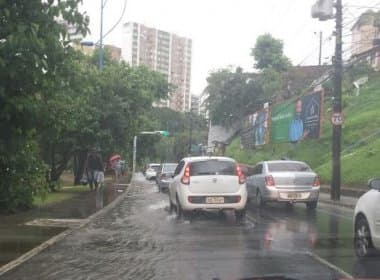 Pontos de alagamento dificultam trânsito em Salvador