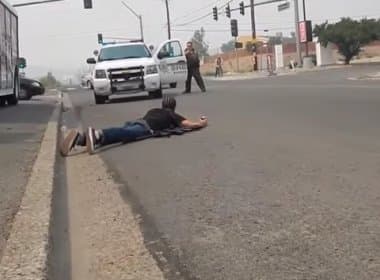 Vídeo mostra diferença de abordagem policial quando um branco e um negro possuem arma