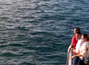 Homem é resgatado após cair de ferry-boat