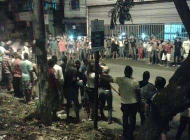 Grupo protesta contra morte de jovens e bloqueia entrada da Lapa