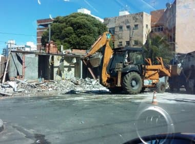 Após interdição, duas obras irregulares no Stiep são demolidas pela Sucom