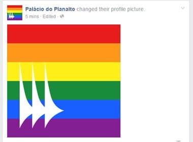 Palácio do Planalto usa cores do arco-íris na foto do Facebook em referência à causa gay