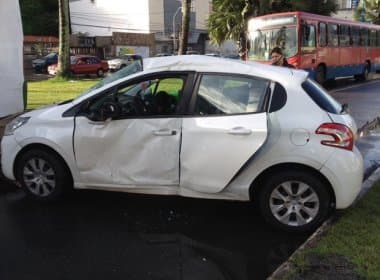 Motorista fica ferida em acidente entre carro e ônibus na Av. Vasco da Gama