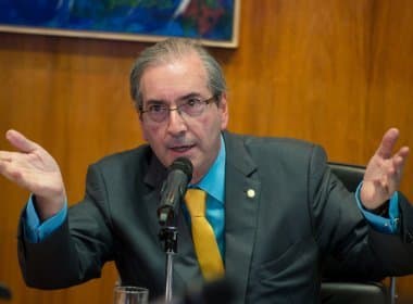 Irritado com críticas à manobra, Cunha vai pressionar PMDB para romper com PT