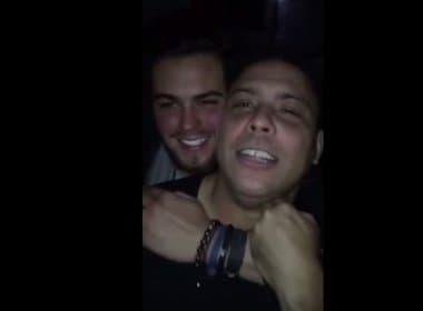 Em vídeo, Ronaldo Fenômeno apresenta ‘novo namorado’ e recebe mordidinhas