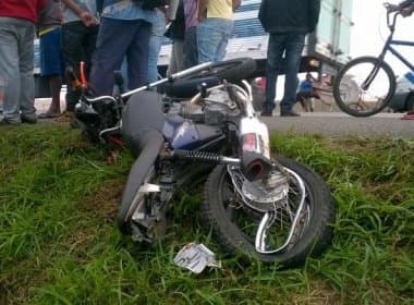 Mulher morre em acidente entre motocicleta e caminhonete na BR-116