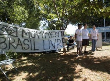 Integrantes do MBL acampam em frente à casa de Cunha e pedem impeachment