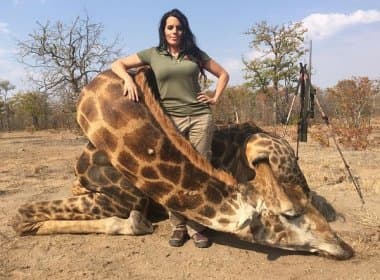 Americana causa polêmica após fotos com animais mortos na África