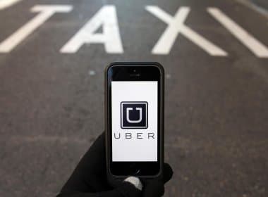 Taxistas em Brasília obrigam passageiro do Uber a descer do carro e pega carro ‘regular’