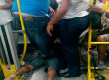 Jovem é espancado por passageiros ao tentar assaltar ônibus em Camaçari