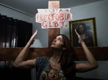 ‘Crucificada’ em Parada LGBT de SP, travesti é esfaqueada por ‘não ser de Deus’
